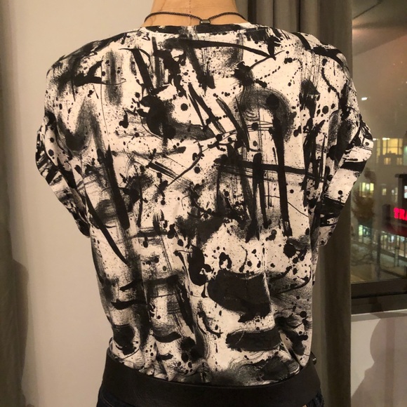 ❌SOLD❌ EUC Zara White Black Print V-Neck Short Sleeve T-Shirt Top Size Medium - Picture 4 of 10